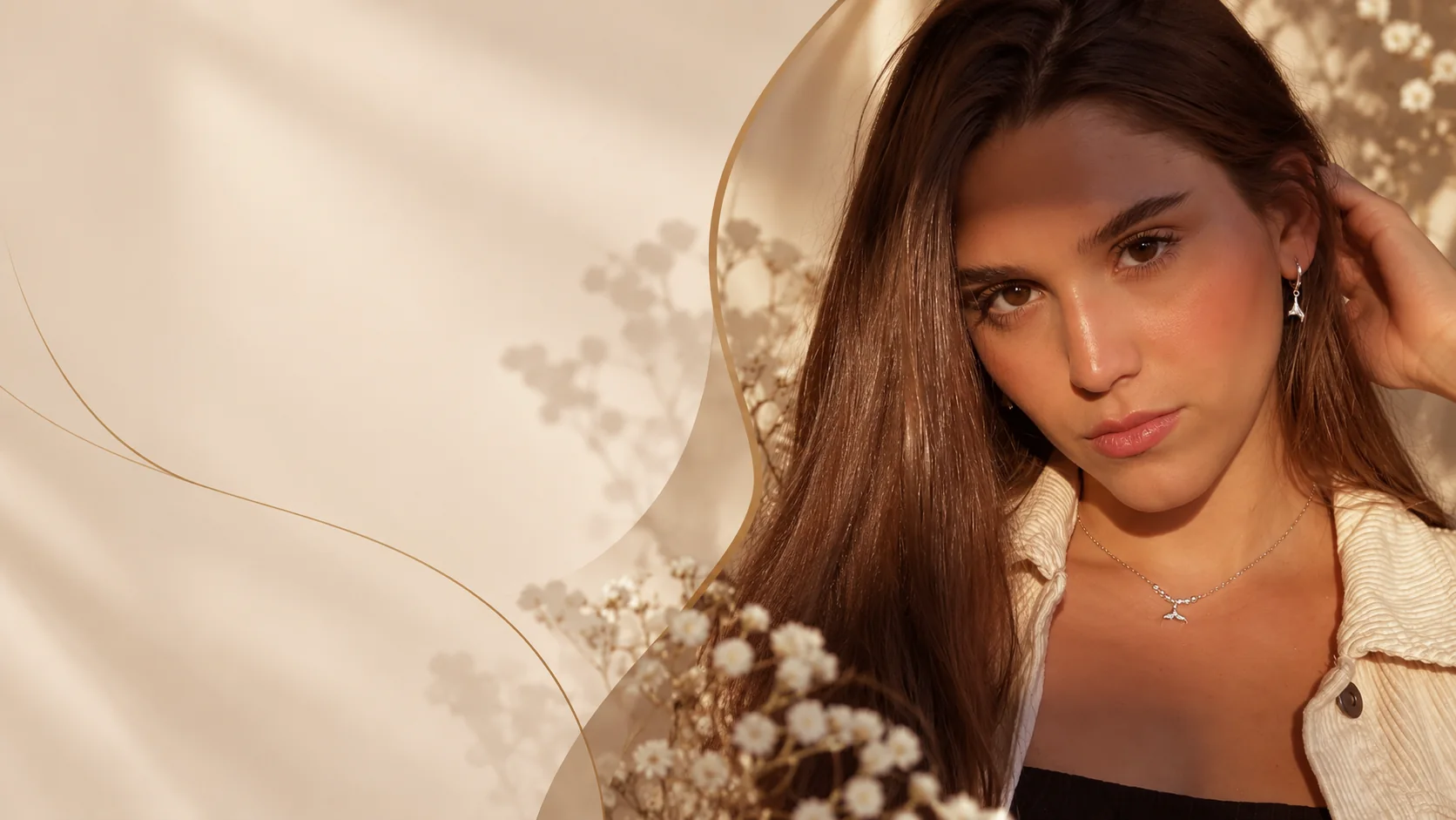 Editorial da Leopoldina com modelo usando colar e brincos em uma composição de flores e tons naturais